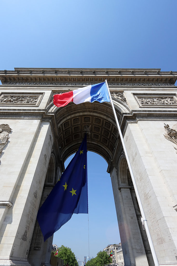 Drapeau Européen sous l'arc de triomphe.